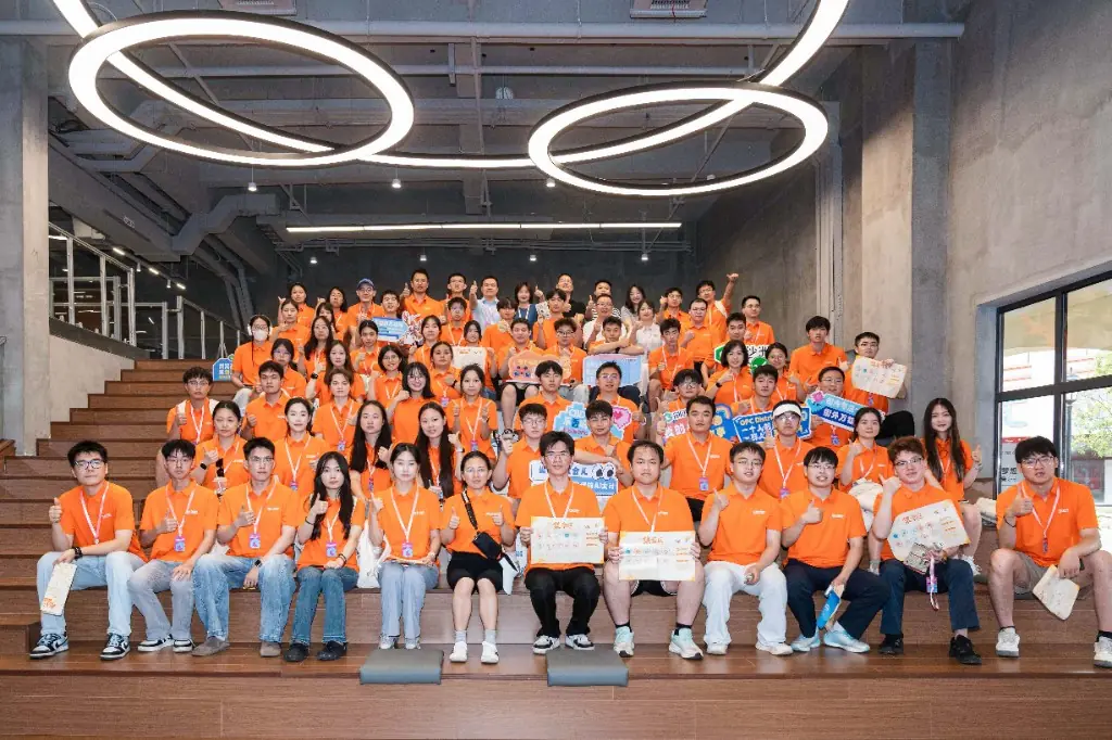 青年学子走进创沙洲 OPC 街区研学合影